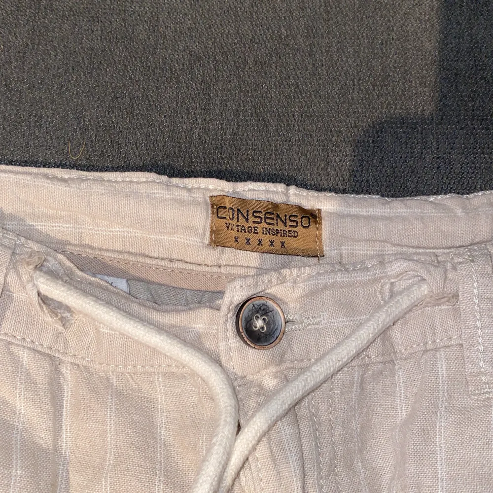 Snygga linne byxor som är perfekta nu till våren och sommaren. Bra skick förutom att de är lite slitna vid snörena. Köpta i Italien.. Jeans & Byxor.