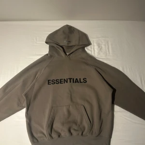 Essentials hoodie - Storlek M , nyskick använd 3 gånger, köpt på StockX