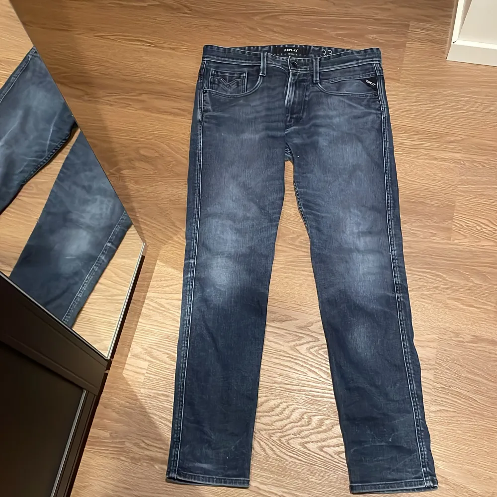 Säljer dessa replay anbass jeans då dem är för små för mig! Storlek 33/30 men sitter mer som 31 eller 32 i midjan! Dem är i topp skick! Dem är små i storleken! Skriv vid funderingar!. Jeans & Byxor.