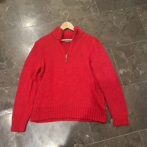 Polo Ralph Lauren - Tjena! Säljer nu en riktigt snygg Polo Ralph lauren tröja🔥 Tröjan är i fint skick 9/10 och är aldrig använd✅ den är tjockt stickad och är i storlek M, passar mellan 170-180 cm. Bara att skriva vid minsta fundering 🤙 pris kan diskuteras vid snabb aff🤝
