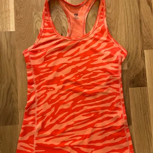 Träningslinne - Fint träningslinne från HM storlek S. Fint skick.