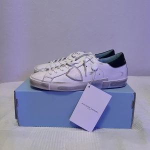 Philippe Modell - Helt nya Philippe modell. Finns i storlek 40-45. Skriv om ni är intresserade. 