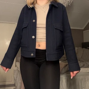 vårjacka - jättefin kort kappa från esprit som är perfekt nu till våren. Nypris är 699 och den är jättefint skick förutom att en knapp sitter löst, men funkar fortfarande. (går säkert att fixa jätteenkelt med nål och tråd) 💕