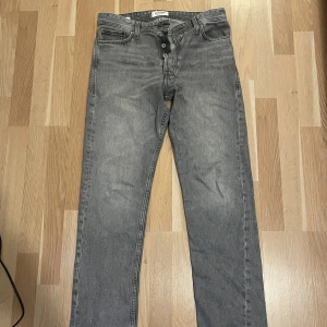 Jack & Jones Jeans - Säljer dessa då de ej används längre. Bara blivit använda ca 20 gånger och är i väldigt bra skick. Inga defekter. Straight fit.   Pris sänks vid snabb affär.👏🏽