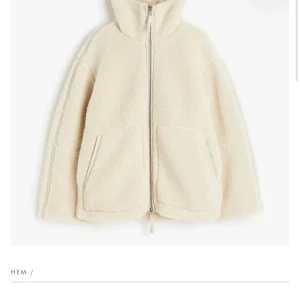 Teddy jacka - Helt ny Teddy jacka från merley, den passa tyvärr inte mig och det gick inte att skicka tillbaka därför säljer jag den. Stolek s. Den är lite sliten i dragkedjan (bild 2) men den var så när jag kom. Ny pris 700 mitt pris 600