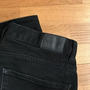 WEEKDAY jeans  - Detta är ett par WEEKDAY JEANS som inte har blivit till så mycket användning. Själv är jag 173 och dom är lite för stora och Slim/Skinny fit 