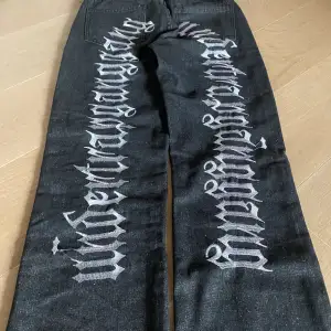 As coola baggy jeans med broderi tryck liknar evisu och inte mycket använda. Unika