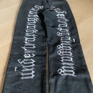 Baggy jeans med tryck  - As coola baggy jeans med broderi tryck liknar evisu och inte mycket använda. Unika