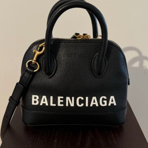 Balenciaga väska  - Säljer min väl omhändertagna Balenciaga ville top handle bag X, inköpt 2020, kvitto finns.   Inga defekter och väskan är som ny, finns inte längre att få tag på.   Nypris: 15,000kr Mitt pris: 10,000kr