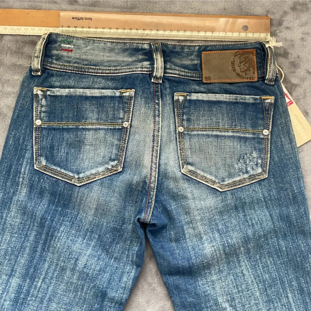 Vintage diesel jeans med fina fickor och inga defekter. Midja 33cm Innerben 83cm. Säljer då dem är för små för mig i midjan och jätte långa. Dem skulle nog passa någon som är mellan 167 och 175, är inte säker. Tveka inte och skriv om du undrar något!. Jeans & Byxor.