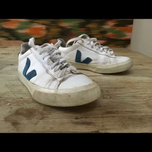 Veja skor i blått!💙 - Ett par äkta veja köpta för 1450kr 2022💙 bra skick men de är smutsiga! Därför är priset så lågt!🫰