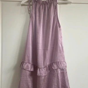 Neo noir klänning  - Neo noir klänning med volanger ner till