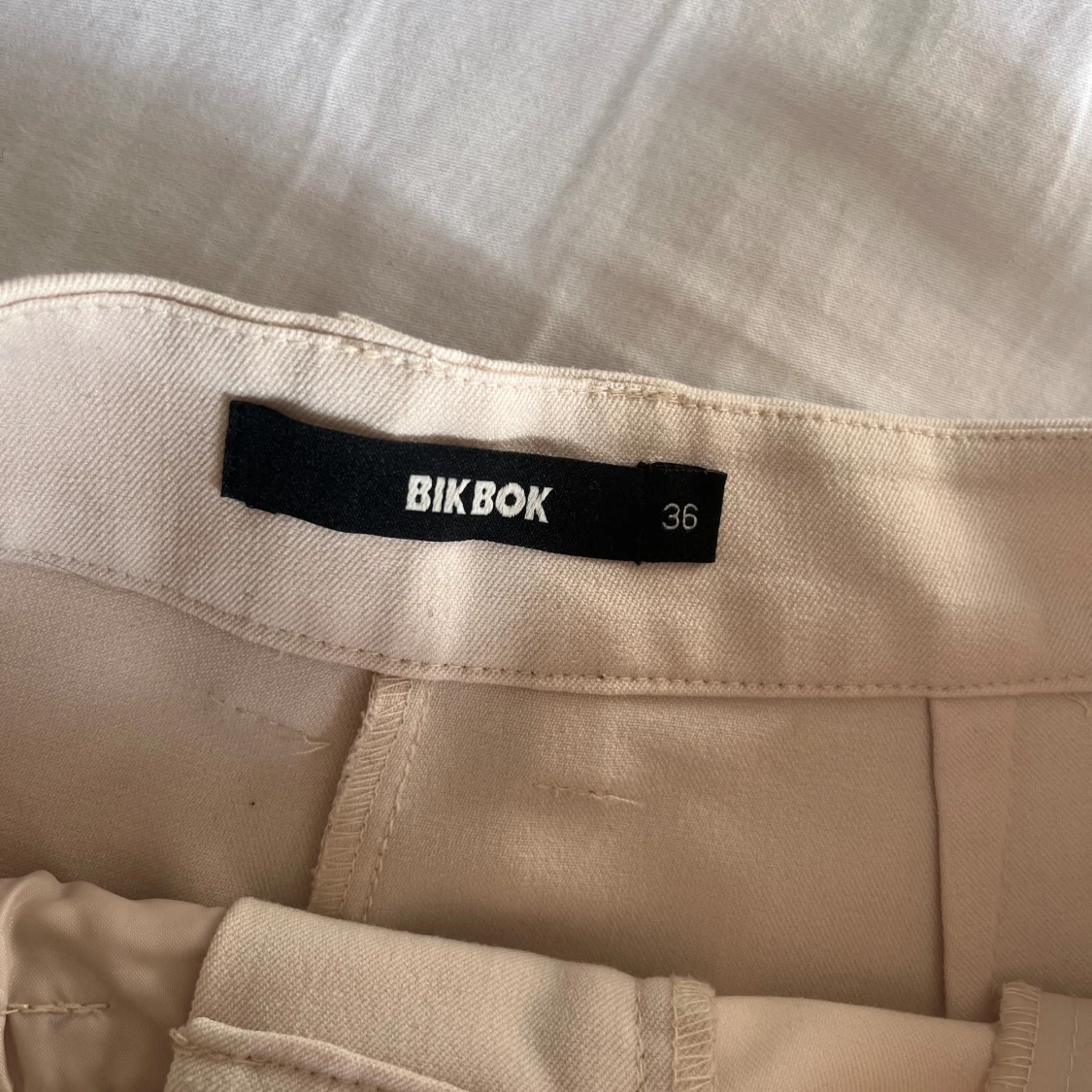 Kostymbyxor från bikbok  - 90