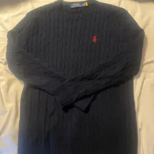 Säljer denna Ralph lauren knitted sweater. Använd 1 gång och då haft skjorta under. Passar jättebra!