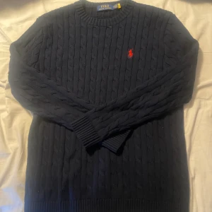 Ralph lauren knitted sweater - Säljer denna Ralph lauren knitted sweater. Använd 1 gång och då haft skjorta under. Passar jättebra!