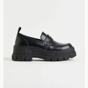 Loafers  - Säljer mina aupersnygga loafers från hm. 