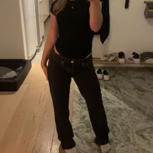 Low waist jeans! Super fin svart tvätt och väldigt bekväma ❣️mycket stora i midjan för mig, därför de säljs. 