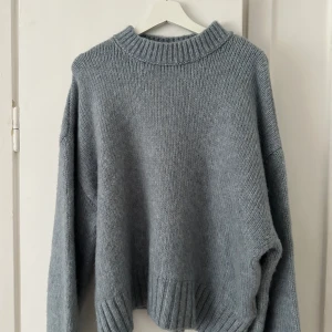 LXA stickad tröja  - Blå fin stickad tröja från LXA. Ord pris 590kr. Använd 1 gång. 