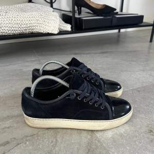 Lanvin cap toe sneakers  Storlek: UK 6 fits 41 Skick: 8/10 Pris: 2399:-   Skriv pm för mer information 