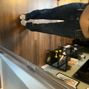 Nit jeans  - Mörkblåa snygga lågmidjade byxor med nitar på