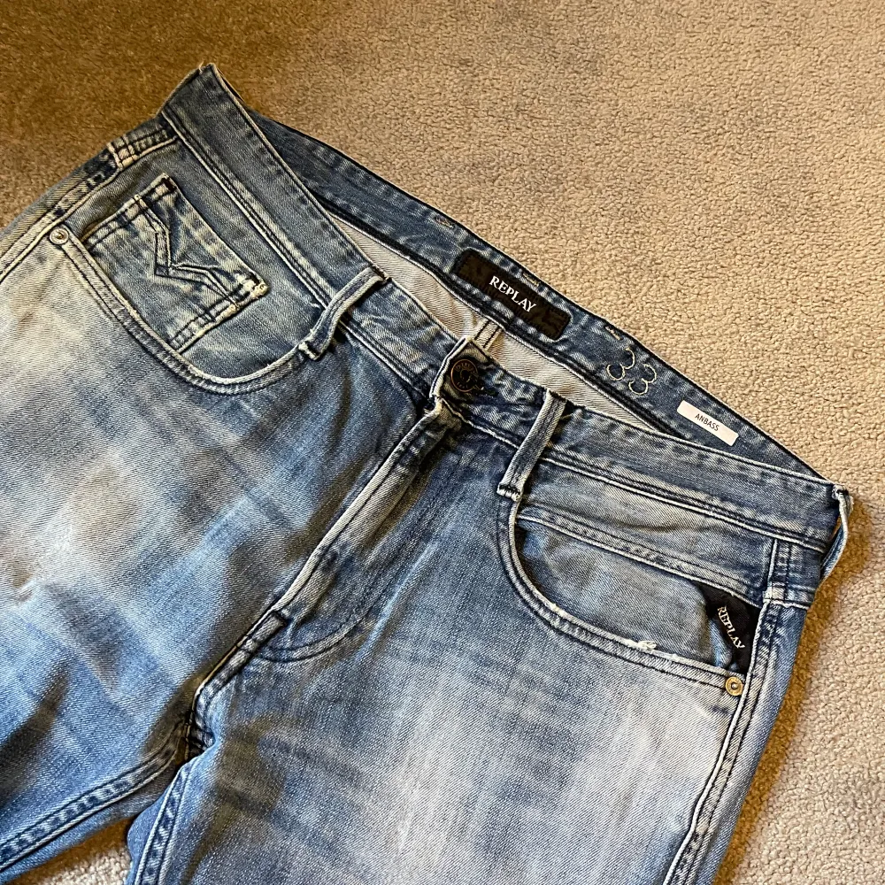 Säljer nu dessa populära Replay Anbass Jeans i topp skick för dom e stora på mig. Nypris: 1500kr Hör av er om ni har frågor!. Jeans & Byxor.