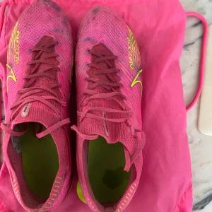 Nike mercurial vapor elite. Konstgräs - Nike mercurial vapor elite💕 Storlek 45. I använt skick men fortfarande mer kvar att ge. AG dobbar