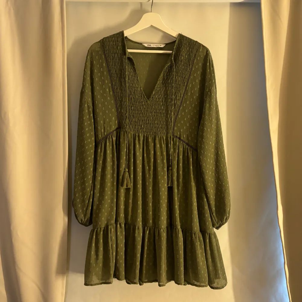 Säljer denna fina gröna klänning från Zara. Tunn i materialet så den är väldigt skön 💚  Säljer för 299. Skriv för fler bilder! Aldrig använd! . Klänningar.
