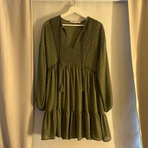 Säljer denna fina gröna klänning från Zara. Tunn i materialet så den är väldigt skön 💚  Säljer för 299. Skriv för fler bilder! Aldrig använd! 