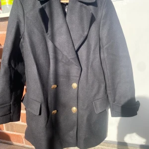 Kappa från ZARA  - Svart kappa från ZARA, storlek S . Guld knappar , väldigt sparsamt använd. 