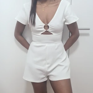 XS - Säljer jumpsuit från H&M för 100kr använt en gång den är inte min stil längr, de ligger bara i garderoben. Bra om de kommer till användning🥰🥰🤗🙂