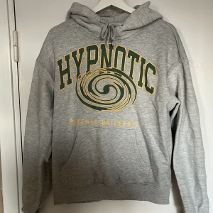 Graphic hoodie - Tja, jag säljer nu denna feta hoodie då den inte kommer till användning längre. Köpt på carlings.