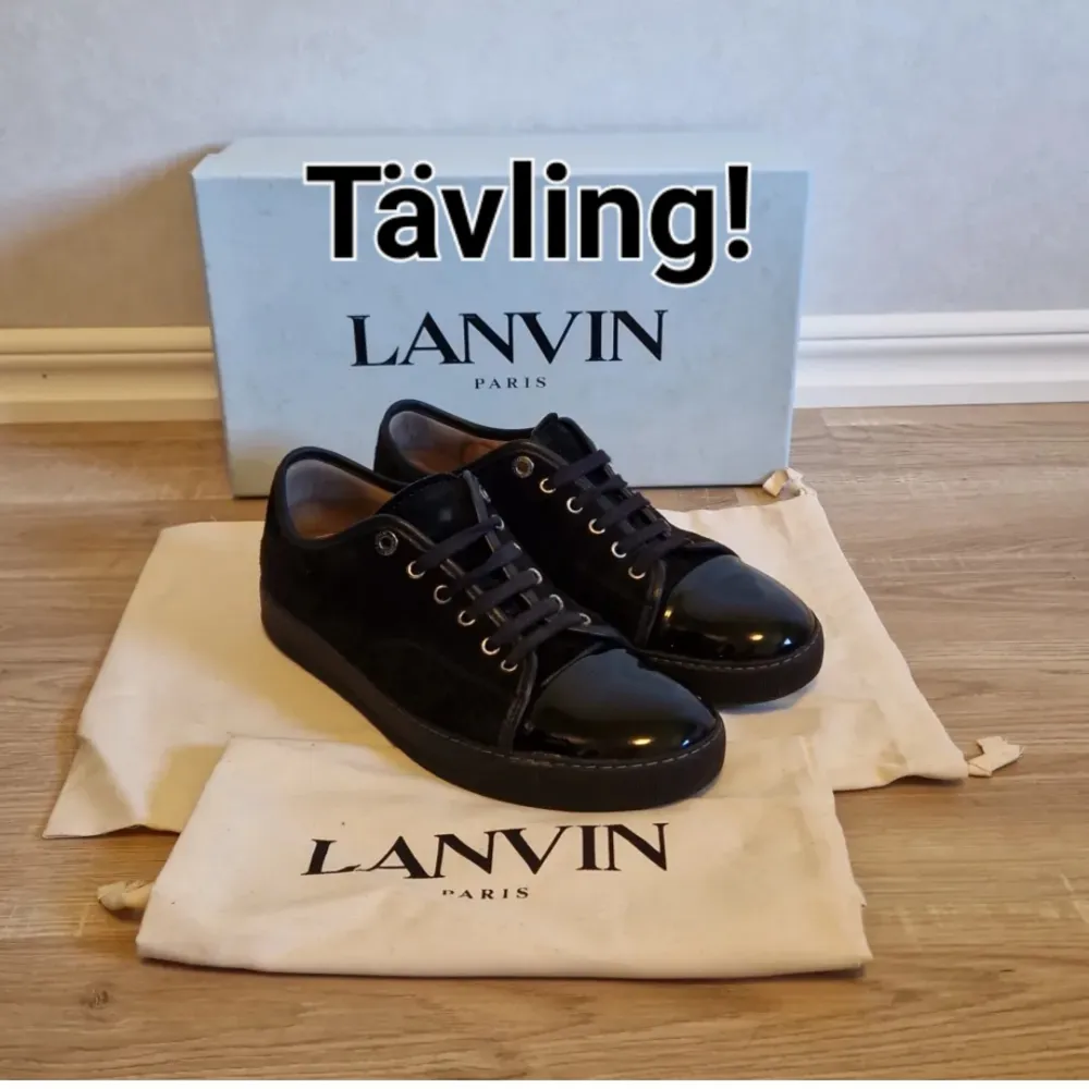 Tjena! Nu tävlar vi ut ett par Lanvin skor i fint skick. För att delta i tävlingen så behöver du göra följande. 1. Följ oss på plick! 2. Gilla denna annonsen och 3 andra på detta kontot! 3. Kommentera Klar! Vinnaren dras den 1 April! Lycka till! . Skor.