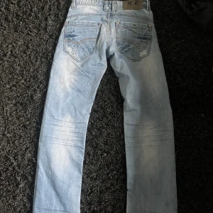 Jeans  - Super snygga jeans jag köpte här på plick som tyvärr var för små. Bra kvalitet🤍