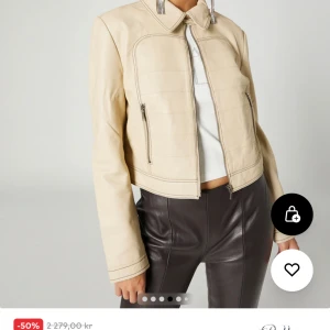 Beige skinnjacka - Så snygg jacka till vår/höst🤭 se bild två- lite röd färg men som ej syns när man bär jackan 💗 Storlek 38 men skulle snarare säga att den är en 36 