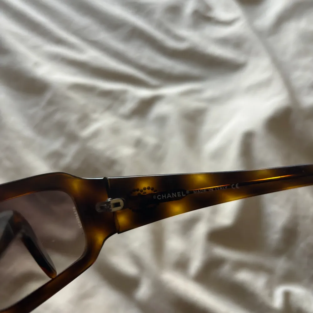 Världens snyggaste solglasögon från chanel! De är köpta på vestaire (äkthetsbevis finns) samt i perfekt skick. Köpta för 2000 . Accessoarer.