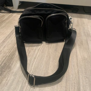 Väska  - Använd några gånger och vet tyvärr inte vilket märke de är💞💞