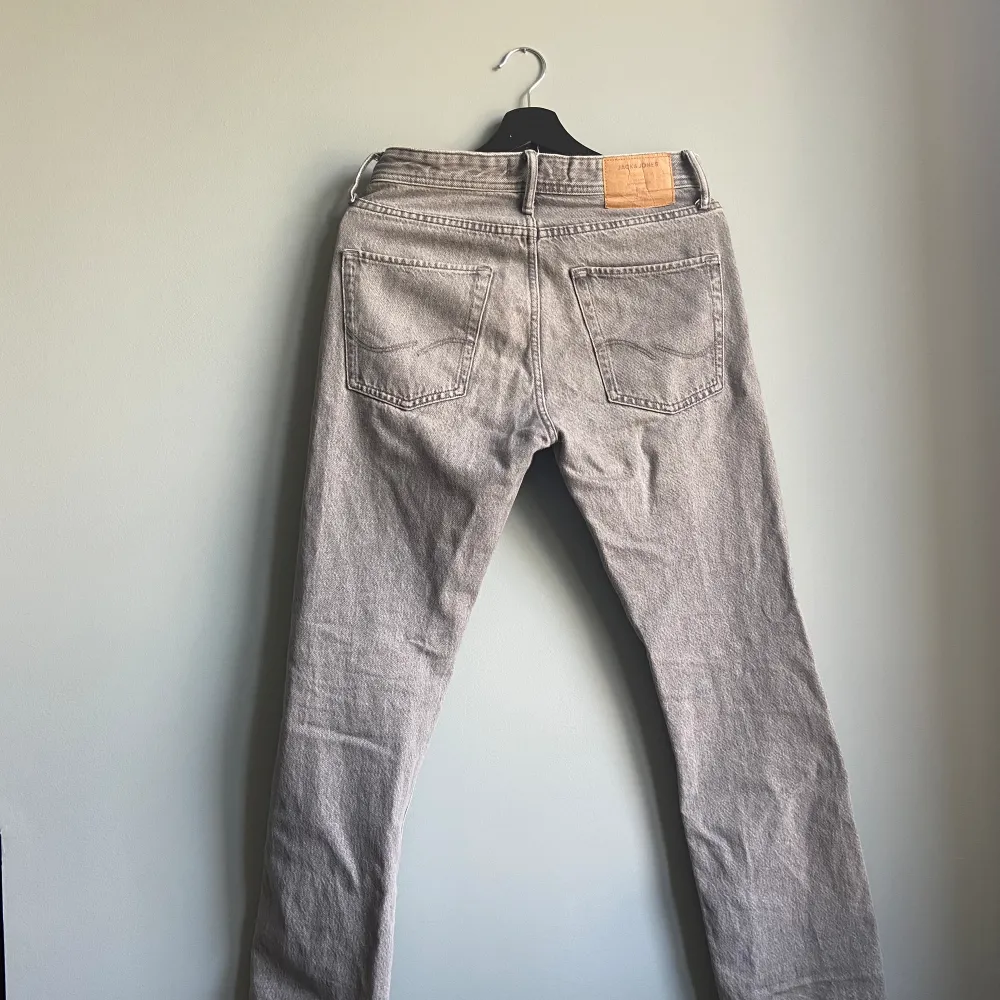 Nu säljer jag ett par snygga Jack and Jones jeans i storlek 27:30! Modell Relaxed/Chris | Skick 7/10 | nypris≈700kr mitt pris 200kr! Tveka inte på att höra av er vid frågor eller funderingar.. Jeans & Byxor.
