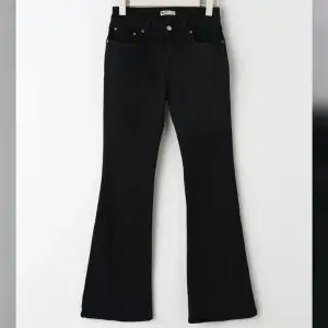 Lågmidjade svarta jeans från Gina Tricot. Har använt en del men är i hyfsat skick förutom att de finns ett märke nedtill på jeansen, men inget man tänker på. Köpta för 500kr. Skriv i dm för mått osv😊