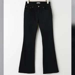 Bootcut Jeans - Lågmidjade svarta jeans från Gina Tricot. Har använt en del men är i hyfsat skick förutom att de finns ett märke nedtill på jeansen, men inget man tänker på. Köpta för 500kr. Skriv i dm för mått osv😊