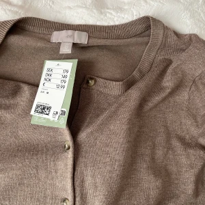 Brun/beige kofta - Säljer denna tunna kofta som tyvärr aldrig kommit till användning då prislappen även är kvar. Skönt material och cool färg 👐🏽👐🏽😇