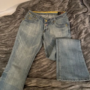 Vintage jeans - Jättefina lågmidjade vintage jeans! Några cm långa på mig som är runt 158. Jättefint skick! ⭐️Har inga fler bilder när de sitter på!!⭐️ Midjemått: ca 81 Innerbenslängd: ca 75