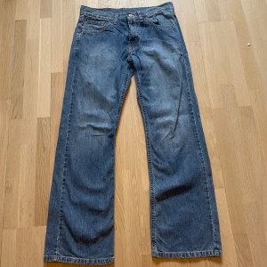 Mc Gordon Raka Jeans - Ett par söta blåa Mc Gordon jeans! Skitbra kvalitet, 100% bomull! 💙Midja: 41 cm. Ytterben 100cm. Innerben 73 cm. Benöppning 24cm. Rak ben, mid rise. 
