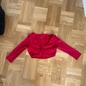Röd bolero - Jättesöt liten kofta, fin att ta på sig över ett linne💓säljer då jag rensar garderoben. Passar mig bra med S, jag möts upp i centrala stockholm