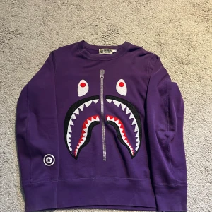 Bape crewneck - Bape crewneck Skick: 8/10, använd sparsamt  Storlek: S, tts Köpt i Miami på Bape butiken, kvitto samt tags medföljer. Limiterad upplaga Hmu med frågor & likande