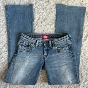 Lågmidjade Bootcut jeans  - Så fina lågmidjade Bootcut jeans, fint skick, strl enligt lapp 25, men lite stora på mig som brukar ha 25. Innerbenslängd: 75 midjemått:35. Tror de blivit lite uppsydda men väldigt fint gjort. Vill du köpa trycker du på köp nu, jag postar inom 24h