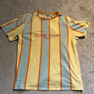 Guess t-shirt - Guess t-shirt Storlek: S, sitter något större Skick: 8/10, finns nån fläck inne i tröjan som inte syns utåt   Hmu för frågor