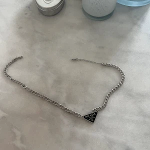 Prada halsband - Använd några enstaka gånger