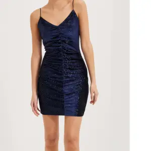 Säljer den här helt oanvända  glittriga klänningen från Nelly! Den är blå och glittrar super mycket o fint ! Storlek M 