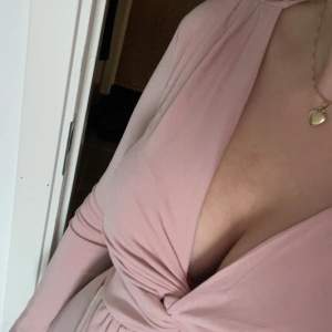 Söt rosa Anna field klänning från bubbleroom i storlek xs, använt en gång  har bara klippt bort lappen vid nacken. 