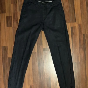 Mörkblå linnebyxor - Mörkblå linnebyxor från mango. Väl använda men i bra skick. Storlek EUR 42